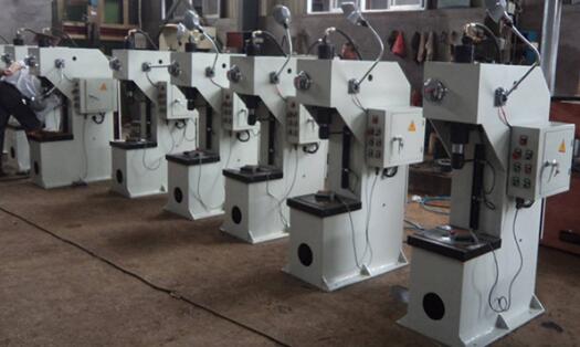 四柱式液壓機(jī)